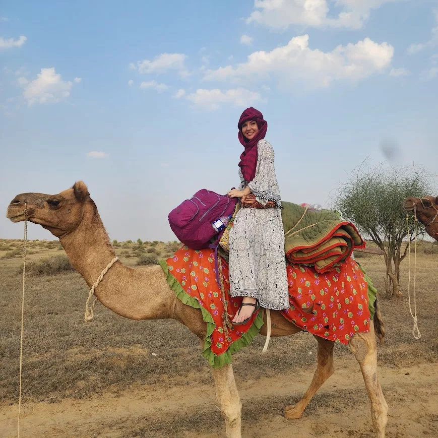 Tiffani em travessia de camelo no deserto