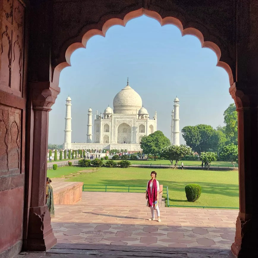Tiffani em frente ao Taj Mahal, Índia
