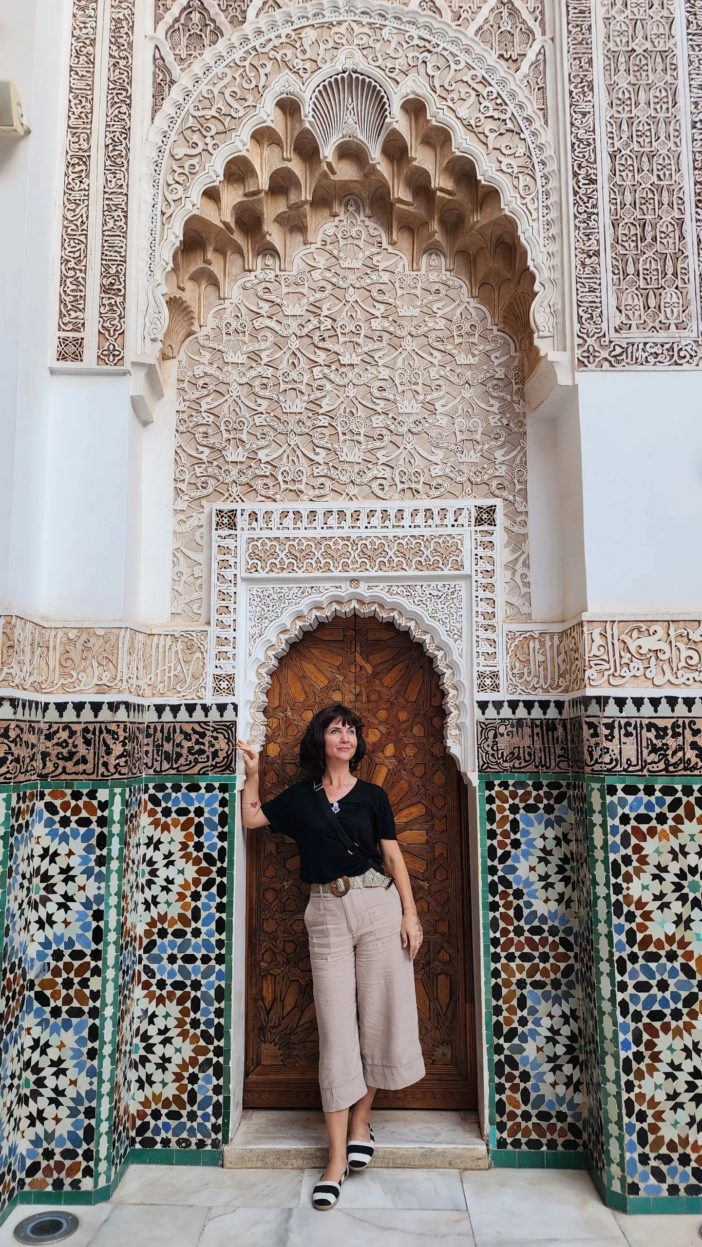 Tiffani Gyatso em frente a uma porta ornamentada na medina de Marrakech